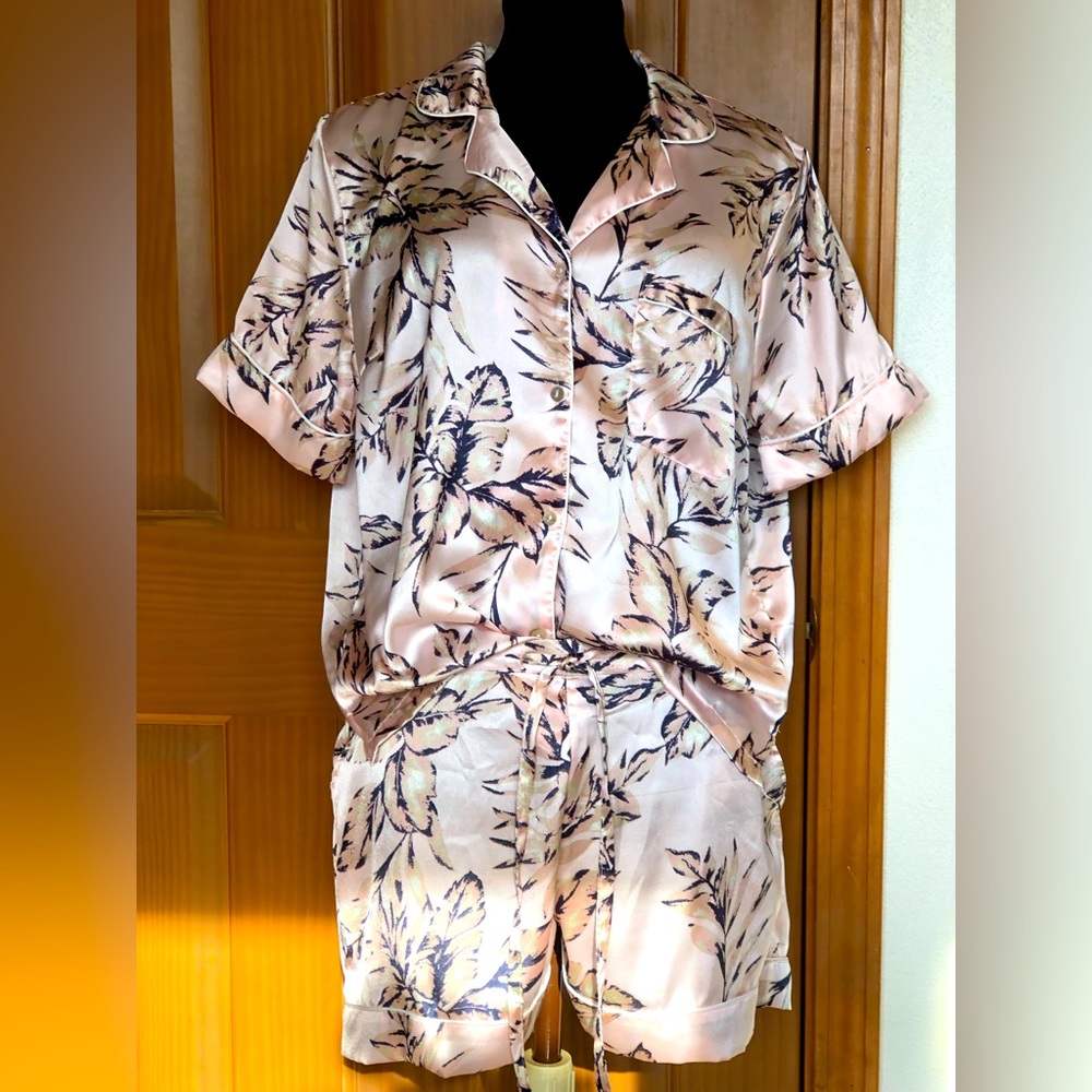 HOUSE OF HARLOW sL Pale pink PJ’s gorgeous! Pit to pit=23” w/bust darts